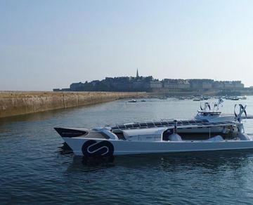 ‘Energy Observer’, el primer barco propulsado por energías renovables atraca en España en su vuelta al mundo.